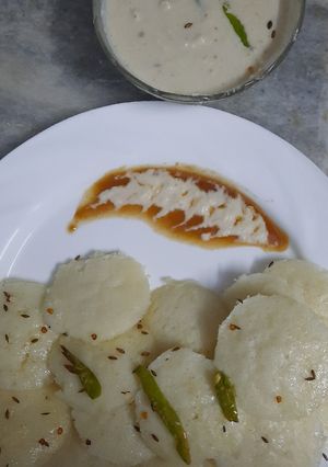 A picture of Navratri special idli with coconut chutney.