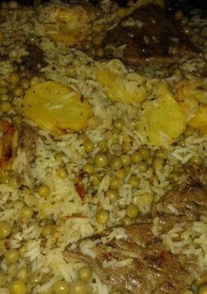 Una foto de Bifes con arroz, papas y cebolla