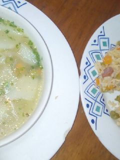 Una foto de Arroz con pollo con caldo de verduras