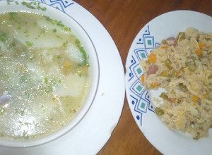 Una foto de Arroz con pollo con caldo de verduras