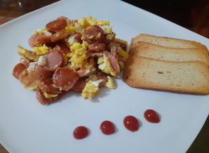Una foto de Huevos Revueltos con Salchicha -Scrambled Eggs with Sausage