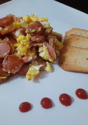 Una foto de Huevos Revueltos con Salchicha -Scrambled Eggs with Sausage