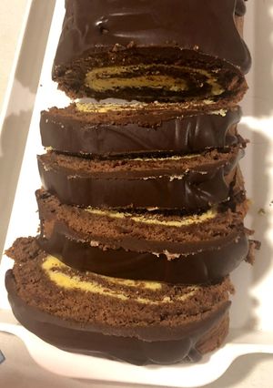 Una foto de Pionono de chocolate relleno de maracuyá