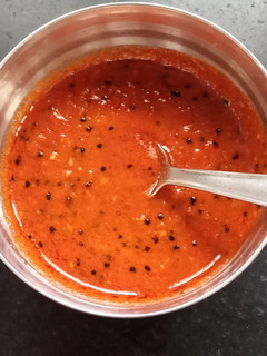 લાલ તીખી ચટણી (Red Spicy Chutney Recipe In Gujarati) રેસીપી મુખ્ય ફોટો