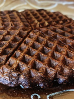 Una foto de Gofres de chocolate con plátano 🍫🍌