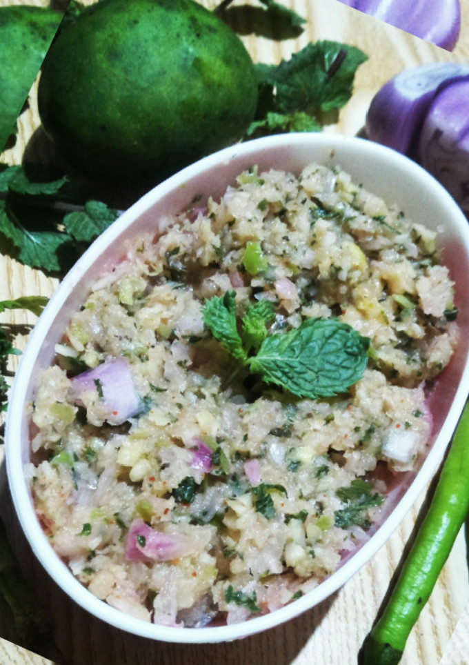 A picture of Raw mango and Onion chutney.