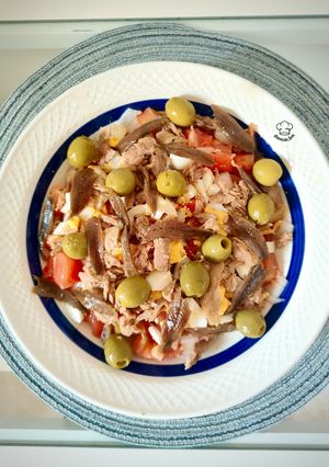 Una foto de Ensalada completa de tomate rosa