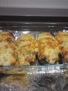 Una foto de Berenjenas rellenas carne picada.😋