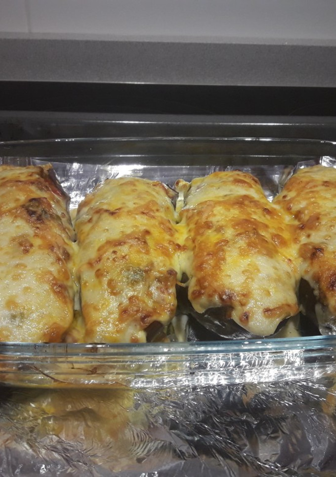 Una foto de Berenjenas rellenas carne picada.😋