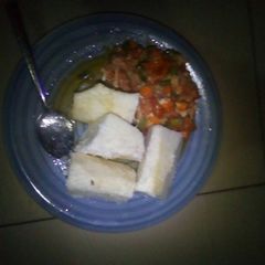 A picture of White yam with sauce.