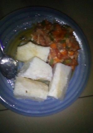 A picture of White yam with sauce.