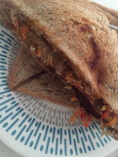Una foto de Sándwich de atún con verduras