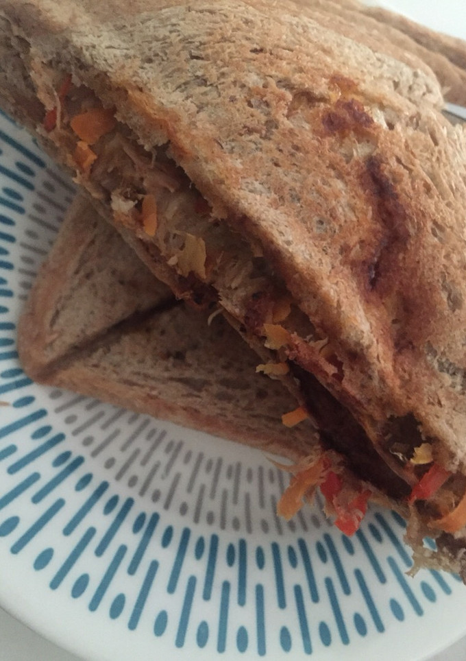 Una foto de Sándwich de atún con verduras