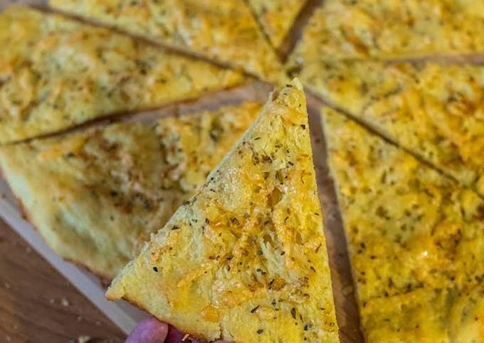 Низкокалорийная бюджетная пицца с орегано и сыром