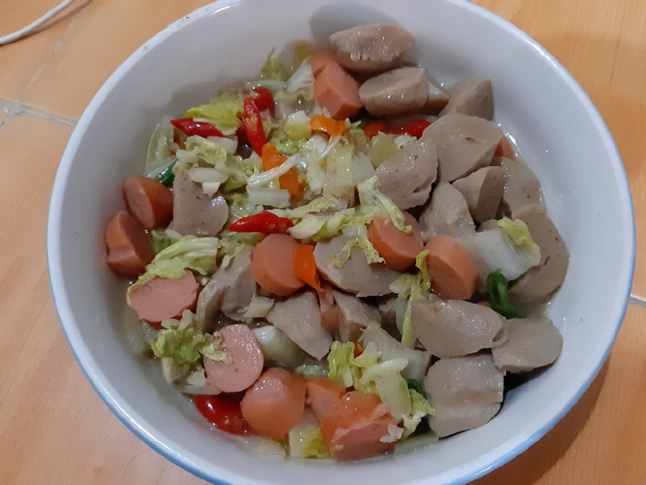 Bagaimana Menyiapkan Tumis sawi putih bakso pedas manis yang Lezat Sekali