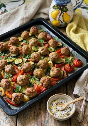 Tepsis húsgolyók zöldségekkel mediterrán módra recept fotója