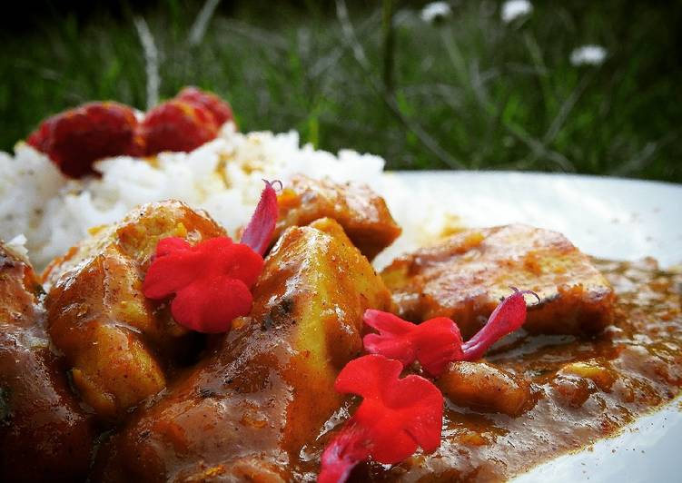 Indisches Hähnchen-Curry mit Reis und Himbeer-Mango-Soße