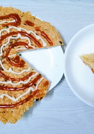 Hình của món Pizza làm từ mỳ tôm.