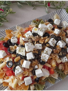 Una foto de Ensalada de pasta con queso y manzana