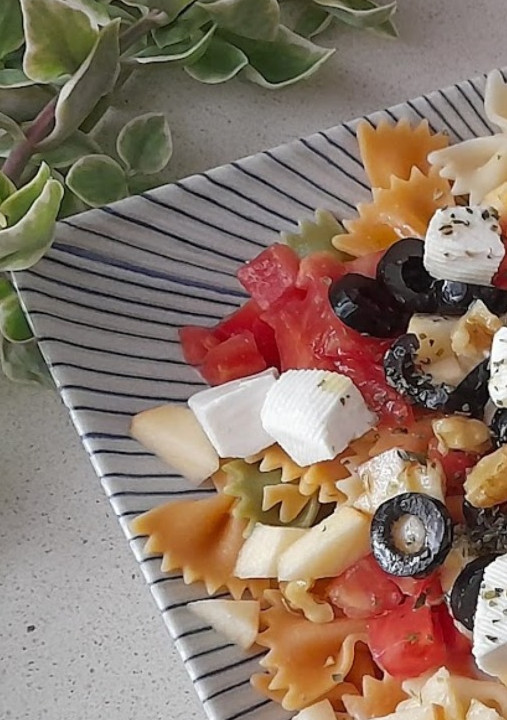 Una foto de Ensalada de pasta con queso y manzana