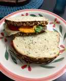 Sándwiches 🥪 vegetarianos: muzza, cebolla colorada, tomate 🍅, mayonesa de 🥕, albahaca 🌿 y perejil