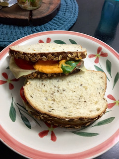 Una foto de Sándwiches 🥪 vegetarianos: muzza, cebolla colorada, tomate 🍅, mayonesa de 🥕, albahaca 🌿 y perejil