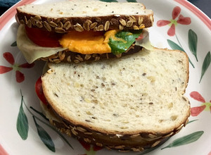 Una foto de Sándwiches 🥪 vegetarianos: muzza, cebolla colorada, tomate 🍅, mayonesa de 🥕, albahaca 🌿 y perejil