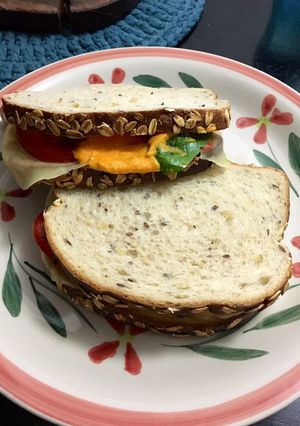 Una foto de Sándwiches 🥪 vegetarianos: muzza, cebolla colorada, tomate 🍅, mayonesa de 🥕, albahaca 🌿 y perejil