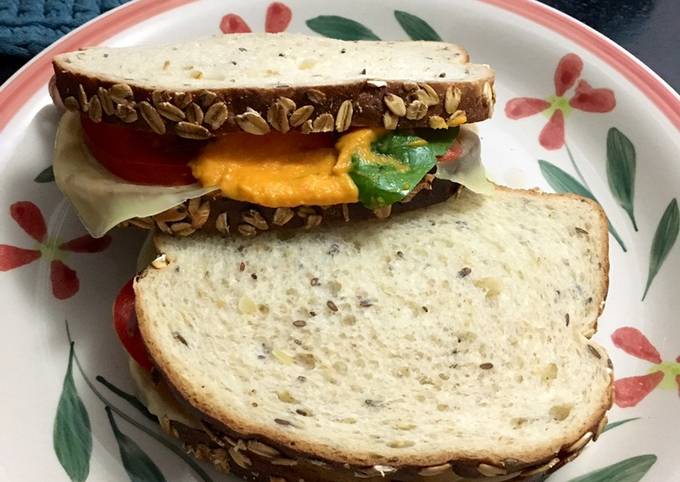 Sándwiches 🥪 vegetarianos: muzza, cebolla colorada, tomate 🍅, mayonesa de 🥕, albahaca 🌿 y perejil