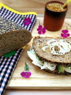 Una foto de Sándwich con aguacate y queso fresco - fácil
