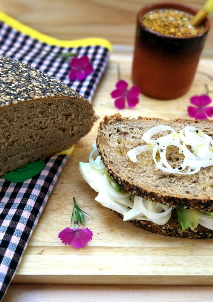 Una foto de Sándwich con aguacate y queso fresco - fácil