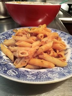 Una foto de Pasta penne con atún! 🍝🐟