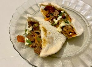 Una foto de Pan árabe relleno de carne y verduritas 🤩