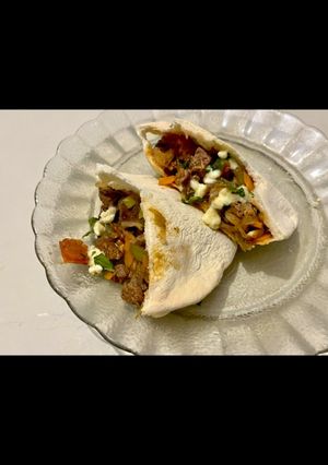 Una foto de Pan árabe relleno de carne y verduritas 🤩