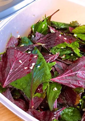 Hình của món 🌱 Lá Tía Tô Ngâm Chua Ngọt (Vegan).