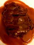 Muscolo di scottona brasato al vino rosso, con la sua salsa