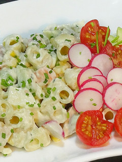 Una foto de Ensalada de pasta con pollo y salsa de yogur