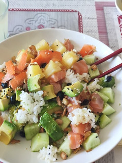 Una foto de Poke de salmón 🍚🍣🍍🥑🥢