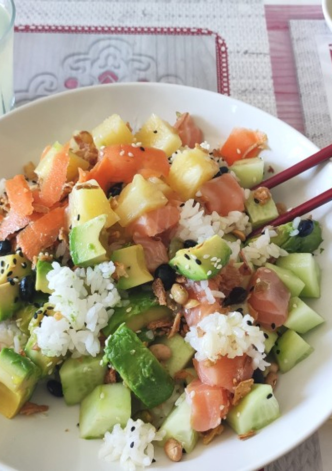 Una foto de Poke de salmón 🍚🍣🍍🥑🥢