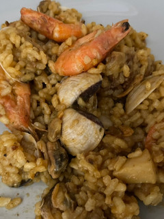 Una foto de Arroz con almejas y gambas