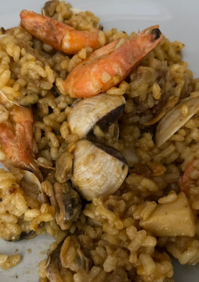 Una foto de Arroz con almejas y gambas