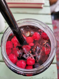 Una foto de Té helado con frutos rojos