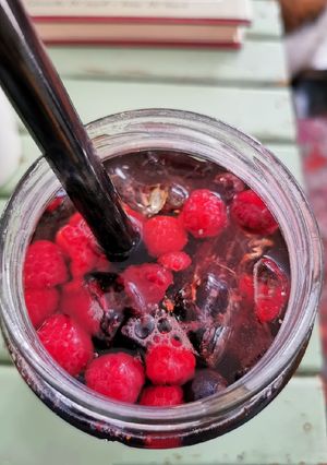 Una foto de Té helado con frutos rojos