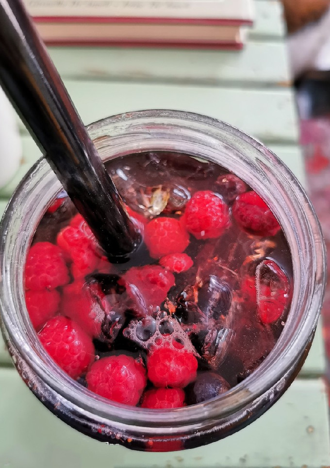 Una foto de Té helado con frutos rojos