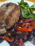 Bondiola y verduras a la chapa con ensalada de espinaca y huevo