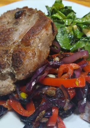 Una foto de Bondiola y verduras a la chapa con ensalada de espinaca y huevo
