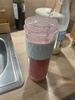 Una foto de Batido (plátano, fresa, cereales, zumo manzana)