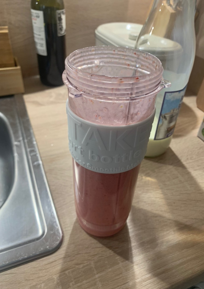 Una foto de Batido (plátano, fresa, cereales, zumo manzana)