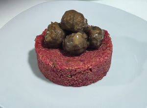 Una foto de Quinotto de beterraga y espárragos con albóndigas