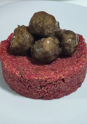 Una foto de Quinotto de beterraga y espárragos con albóndigas
